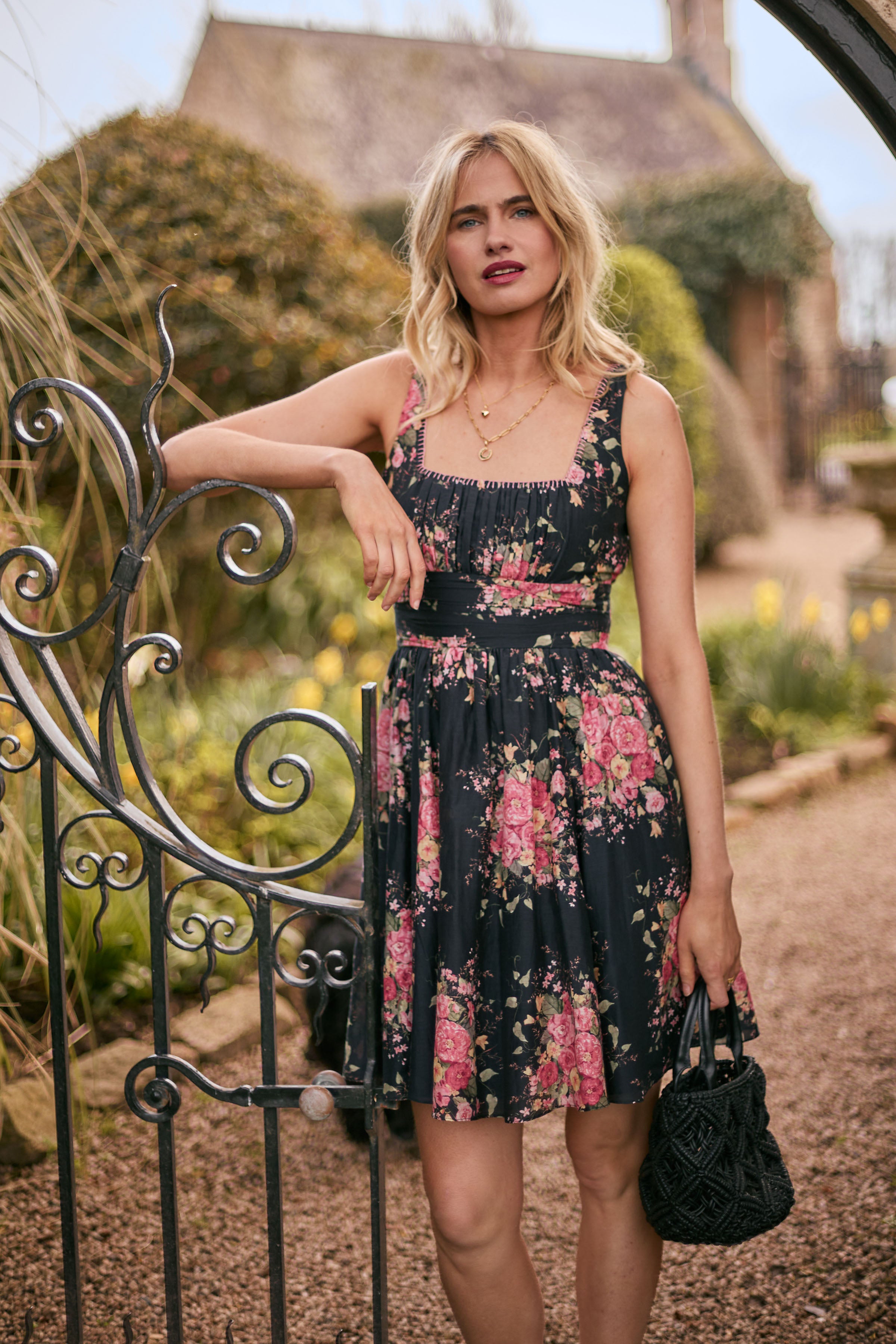 Lara (silk black posy)