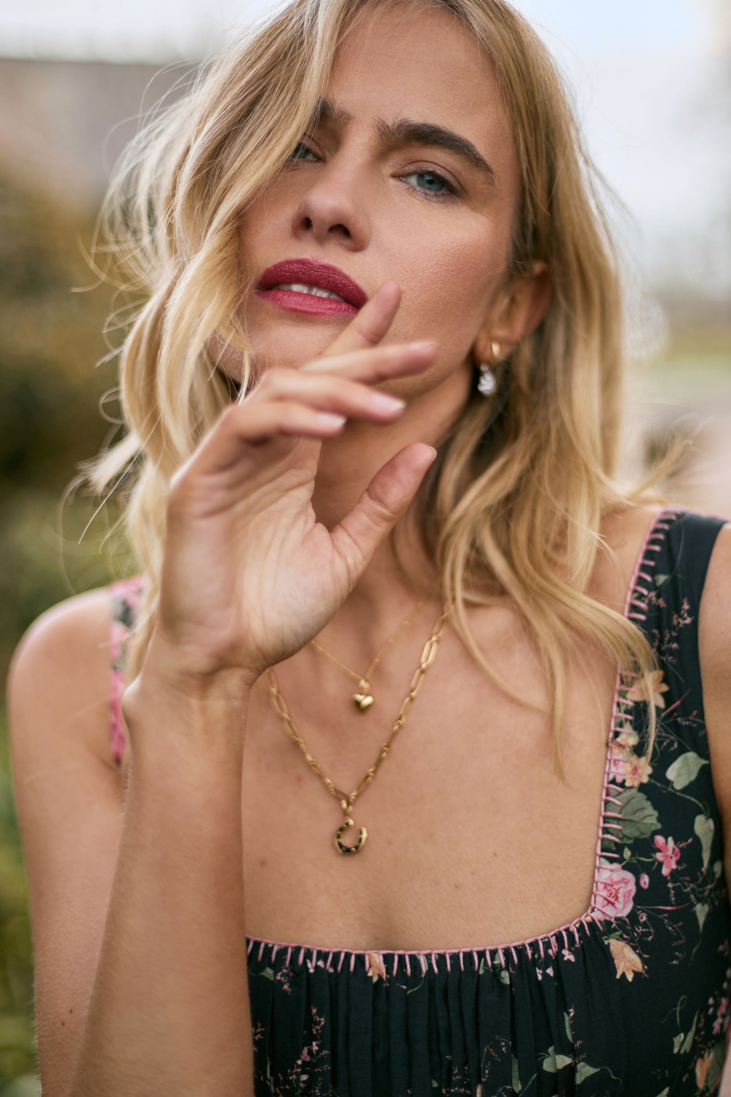 Lara (silk black posy)